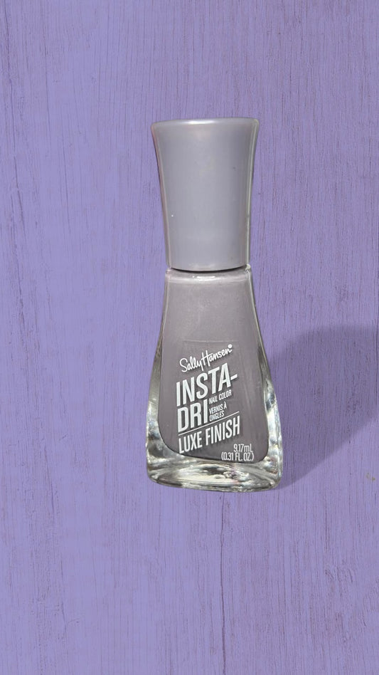 Sally Hansen Esmalte para Uñas Insta-Dri Luxe Finish – Tono 67 Extravaga Grey